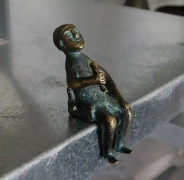 Metal sculpture of a man sitting